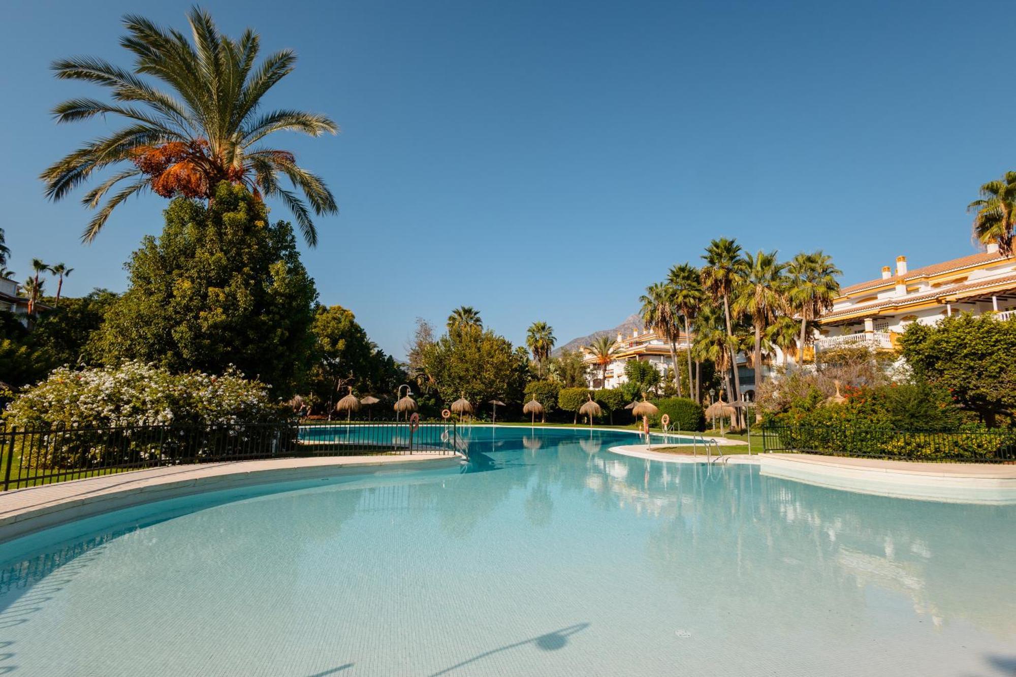 Ground Floor Holiday Apartment With Terrace And Pool In Puerto Banus, Marbella Exterior foto
